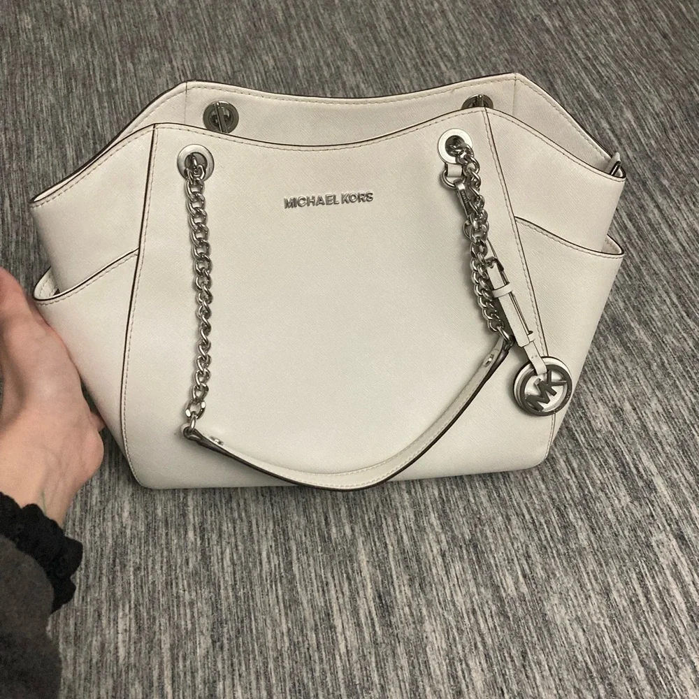 Michael Kors White Shoulder Bag with Silver Chain - Picture 3 of 8